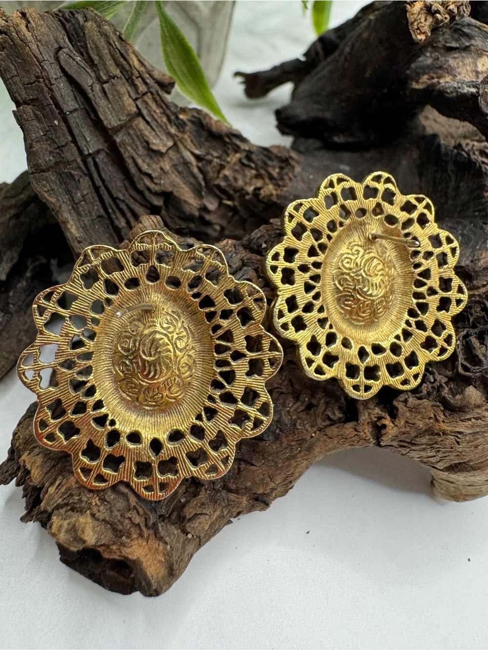 1928 vintage pierced earrings EUC. Blue rhinestones in gold tone filigree metal. - Picture 4 of 5